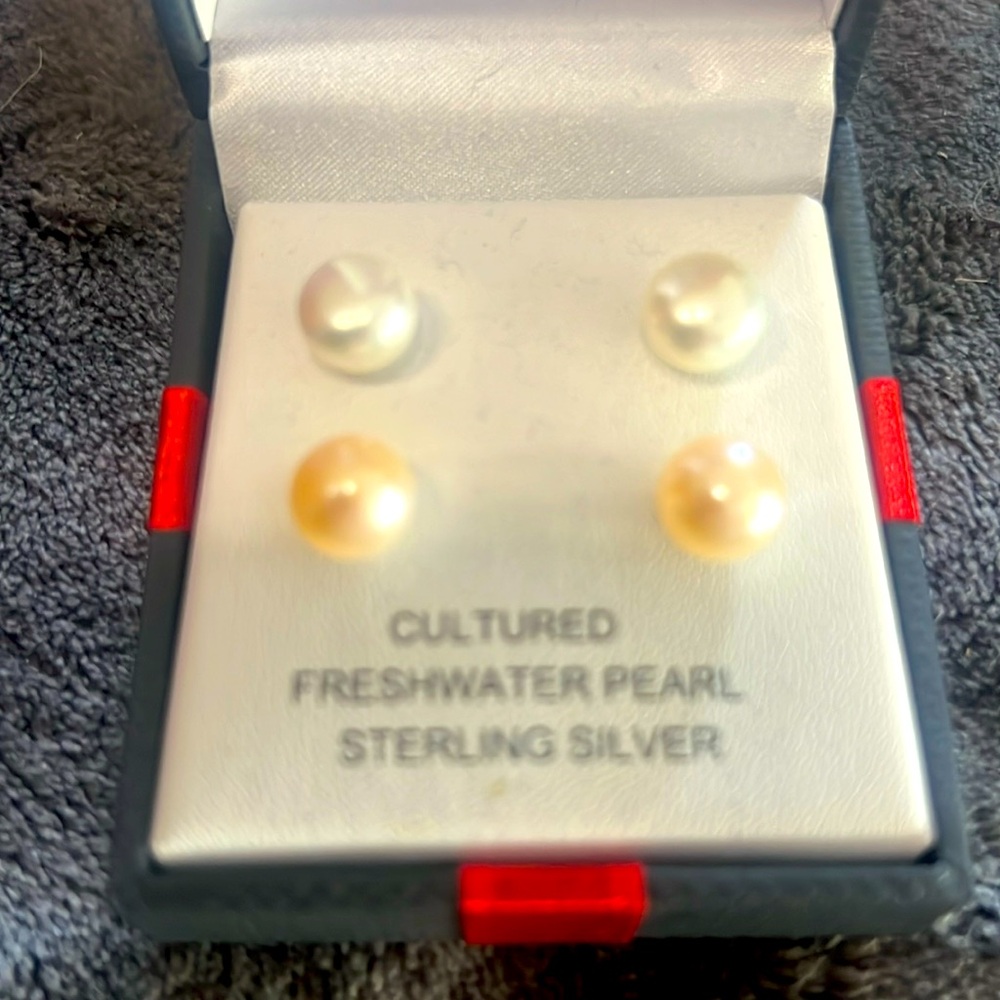 Brand new cultured freshwater pearl sterling 925 earring studs